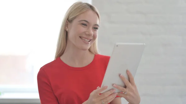 オフィスの若い女性によるタブレット上のビデオ通話の肖像 — ストック写真