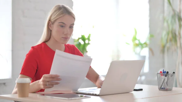 Young Woman Reading Documents Using Laptop Work — Stock Fotó