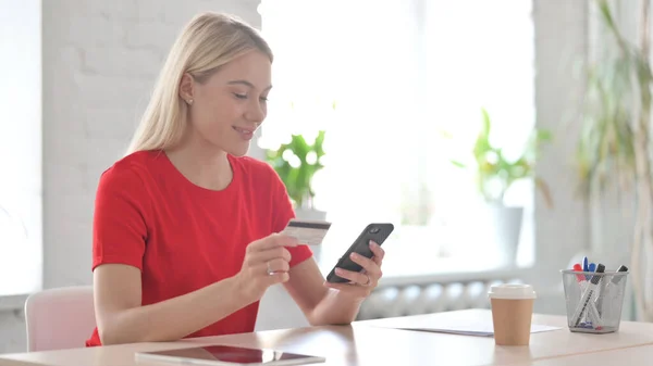 Mujer Joven Haciendo Pago Línea Con Éxito Teléfono Inteligente —  Fotos de Stock