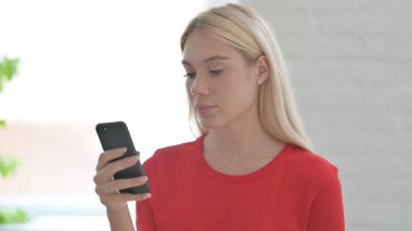 Smartphone 'da İnternet Tarayıcı Genç Kadın Portresi