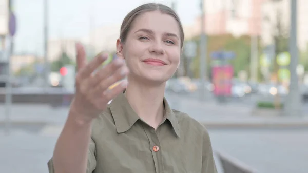 Young Woman Pointing Camera Inviting Outdoor — Foto de Stock