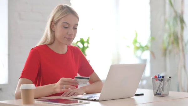 Young Woman Having Online Payment Failure Laptop Office — Stock Photo, Image