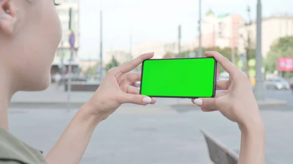 Close Young Woman Holding Smartphone Green Screen Outdoor — Stock fotografie