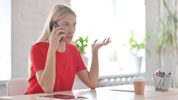怒っている若い女性 仕事で電話で話す — ストック写真
