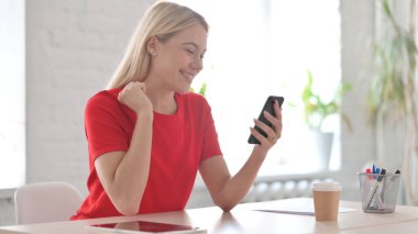 Başarılı Genç Kadın Akıllı Telefonla Kutlama