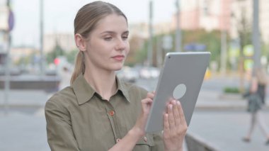 genç kadın dijital tablet açık kullanma