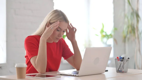 Jovem Mulher Com Dor Cabeça Enquanto Trabalhava Laptop — Fotografia de Stock