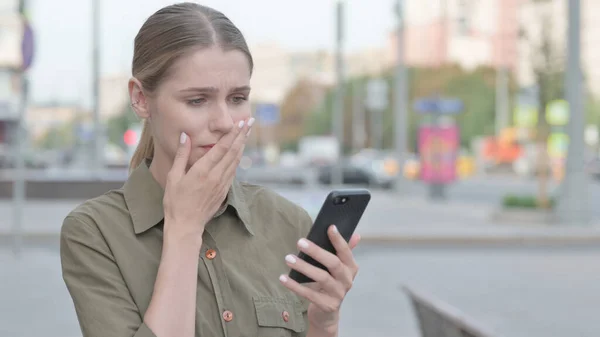 Upset Young Woman Reacting Loss Smartphone Outdoor — Foto Stock