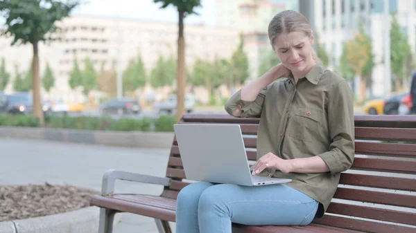 Young Woman Neck Pain Using Laptop While Sitting Outdoor Bench — ストック写真