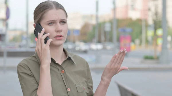 Angry Young Woman Talking Phone Outdoor — Stok fotoğraf