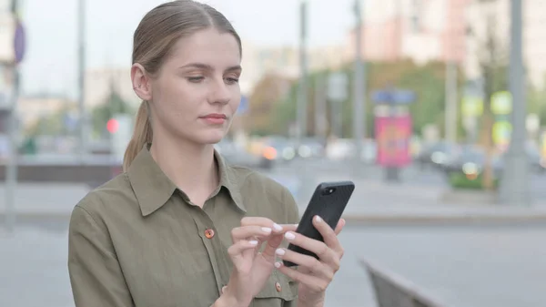 Young Woman Browsing Internet Smartphone Outdoor — ストック写真