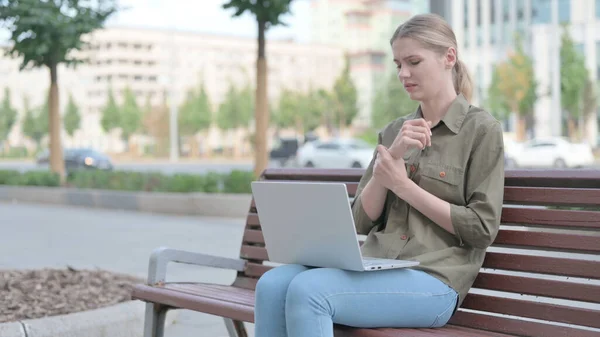 Young Woman Wrist Pain Using Laptop While Sitting Outdoor Bench — ストック写真