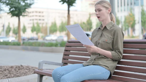 Young Woman Reacting Loss While Reading Documents Outdoor — ストック写真