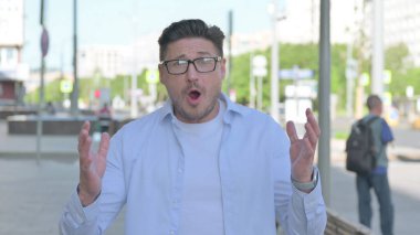 Açık havada kaybolan orta yaşlı bir adamın portresi.