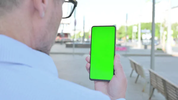 Close Middle Aged Man Using Smartphone Green Screen Outdoor — Stock fotografie