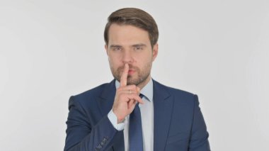 Dudakları Parmaklı Sıradan Genç Adam, Sessizlik Sarı Ekran