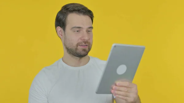 Video Call Tablet Casual Young Man Yellow Background — Fotografia de Stock