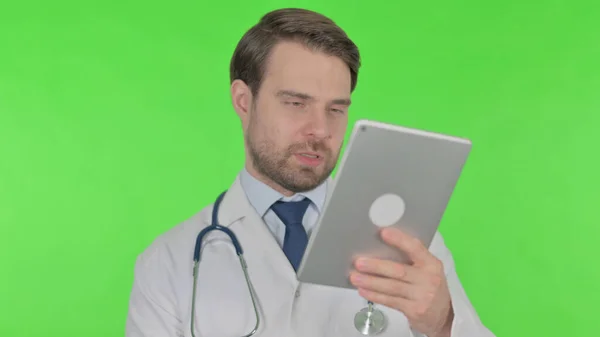 Video Call Tablet Young Adult Doctor Green Background — ストック写真