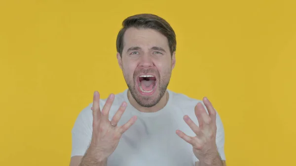 Casual Young Man Shouting Screaming Yellow Background — Φωτογραφία Αρχείου