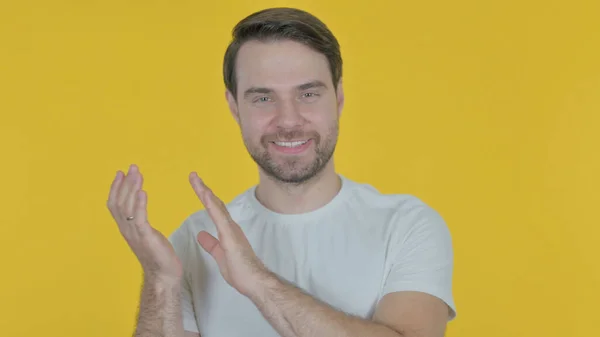 Casual Young Man Clapping Applauding Yellow Background — Stock fotografie