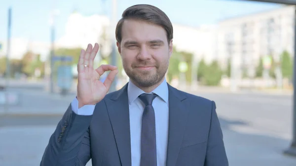 Middle Aged Businessman Showing Sign Finger Outdoor — ストック写真