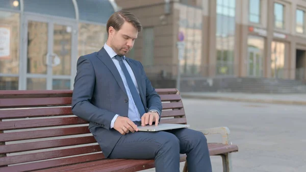 Young Businessman Coming Sitting Bench Opening Laptop — Stock fotografie