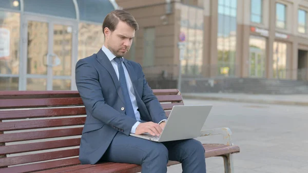 Busy Middle Aged Businessman Using Laptop Sitting Outdoor Bench — Zdjęcie stockowe