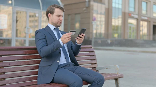 Excited Young Businessman Shopping Online Smartphone Sitting Outdoor — Stockfoto