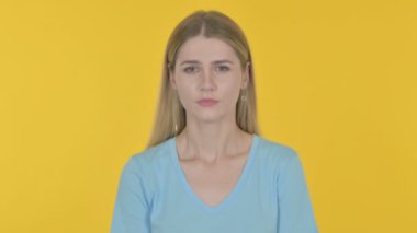 Sarı Arkaplanda Bağrışan ve Bağıran Sıradan Genç Kadın 