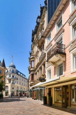 Baden-Baden, Almanya - Temmuz 2021: Güneşli bir günde Baden-Baden kaplıca kasabasındaki eski tarihi şehir merkezi