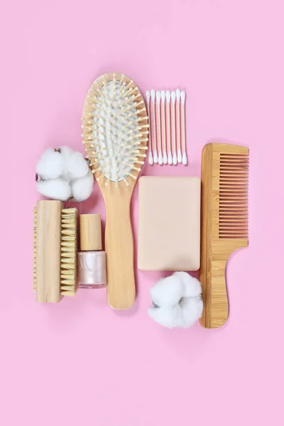 Ekologické Dřevěné Kosmetické Hygienické Výrobky Jako Hřeben Mýdlo Uspořádané Růžovém — Stock fotografie