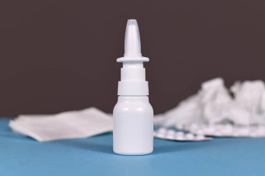 Burun spreyi şişesinde parçalanmış doku ve soğuk algınlığına karşı kullanılan ilaçlar var.