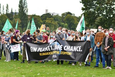 Heidelberg, Almanya - 24 Eylül 2021: Küresel İklim Grevi 'ne katılan gençler pankartla 