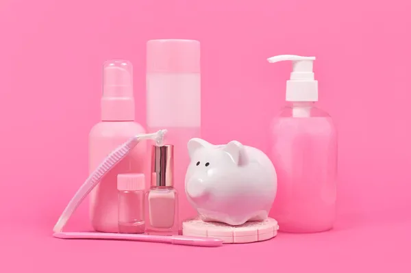 Różowa Koncepcja Podatkowa Skarbonką Różne Stereotypowe Różowe Kolorowe Produkty Higieniczne — Zdjęcie stockowe