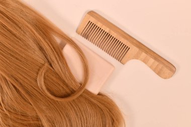 Sağlıklı saç bakım rutini. Çevreyle dost, sağlam şampuan barı ve ahşap tarak. 