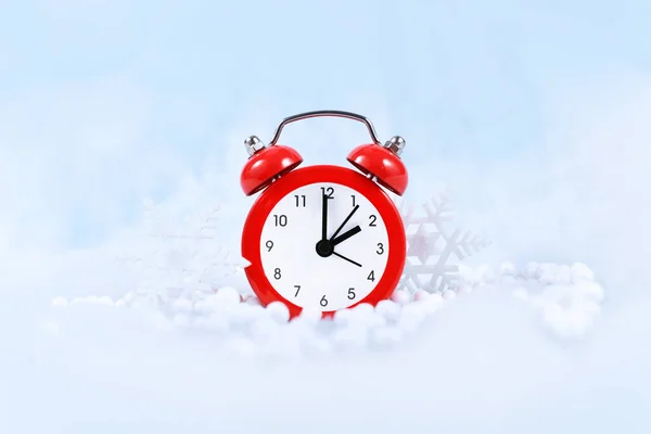 Переход Летнее Зимнее Время Европе Октября Красным Будильником Между Снегом — стоковое фото