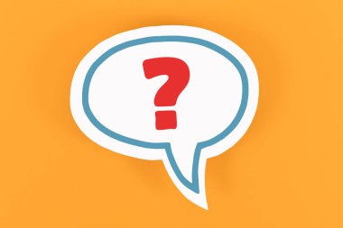 Sarı arkaplanda soru işareti olan beyaz konuşma balonu