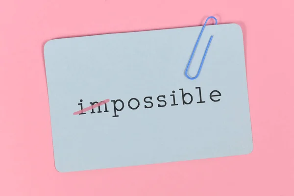 Palavra Impossível Mudou Palavra Possível Cartão Azul Fundo Rosa — Fotografia de Stock