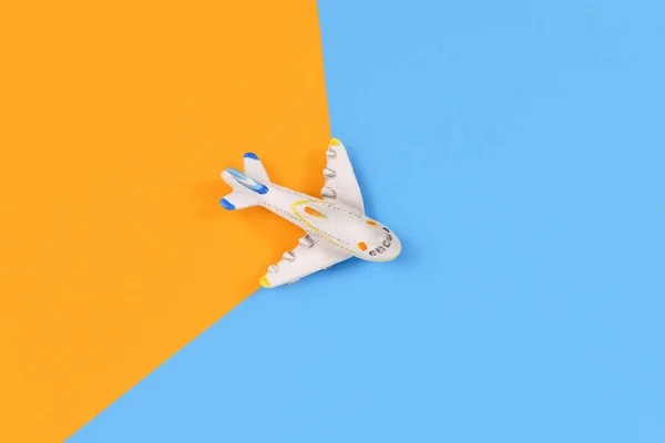 Miniatur Modellflugzeug Fliegt Über Gelben Und Blauen Hintergrund — Stockfoto