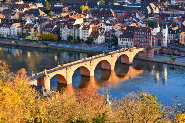 Heidelberg, Almanya - Kasım 2021: 'Karl Theodor Köprüsü', Eski Köprü (Almanca Alte Bruecke) olarak da bilinir. Filozof Yolu 'ndan Görünüm