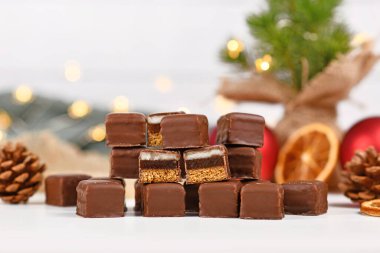 Sweets 'in adı' Dominosteine '. Alman Noel şekeri zencefilli ekmek, jöle ve çikolata kremalı badem ezmesi katmanlarından oluşur. 