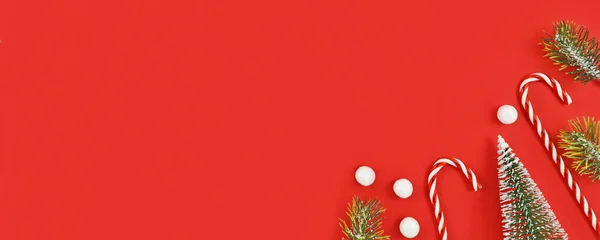 Banner Rojo Navidad Con Bastones Caramelo Bolas Nieve Ramas Pino — Foto de Stock