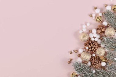 Dallar, koniler, altın ağaçlar, mücevherler ve pembe arka planda fotokopi alanı olan kartopları için Noel afişi.