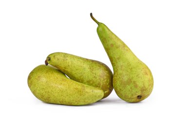 Beyaz arka planda üç çiğ yeşil armut meyvesi