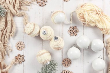 Boho tarzı Noel süsleri krem rengi yün iplerle süslenir.