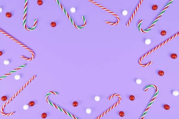 Bastones Caramelo Navidad Formando Marco Alrededor Fondo Púrpura Con Espacio — Foto de Stock
