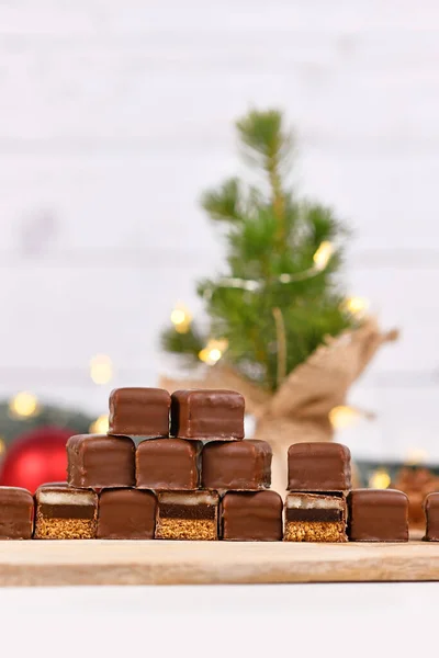 Рождественские Сладости Названием Dominosteine Состоящие Пряников Желе Марципанов Покрытых Шоколадной — стоковое фото