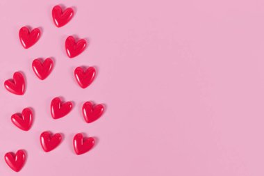 Sevgililer Günü kalpleri pembe arka planda kopyalama alanı ile