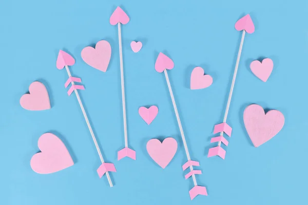 Rosa Valentinstag Amor Pfeile Mit Herzförmigen Spitzen Und Herzschmuck Auf — Stockfoto