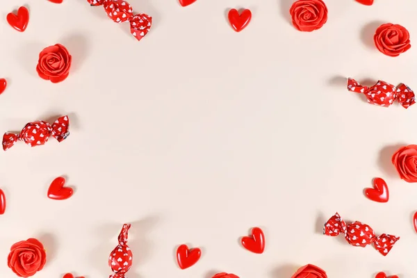 Doces Dia Dos Namorados Confetes Forma Coração Rosas Vermelhas Formando — Fotografia de Stock